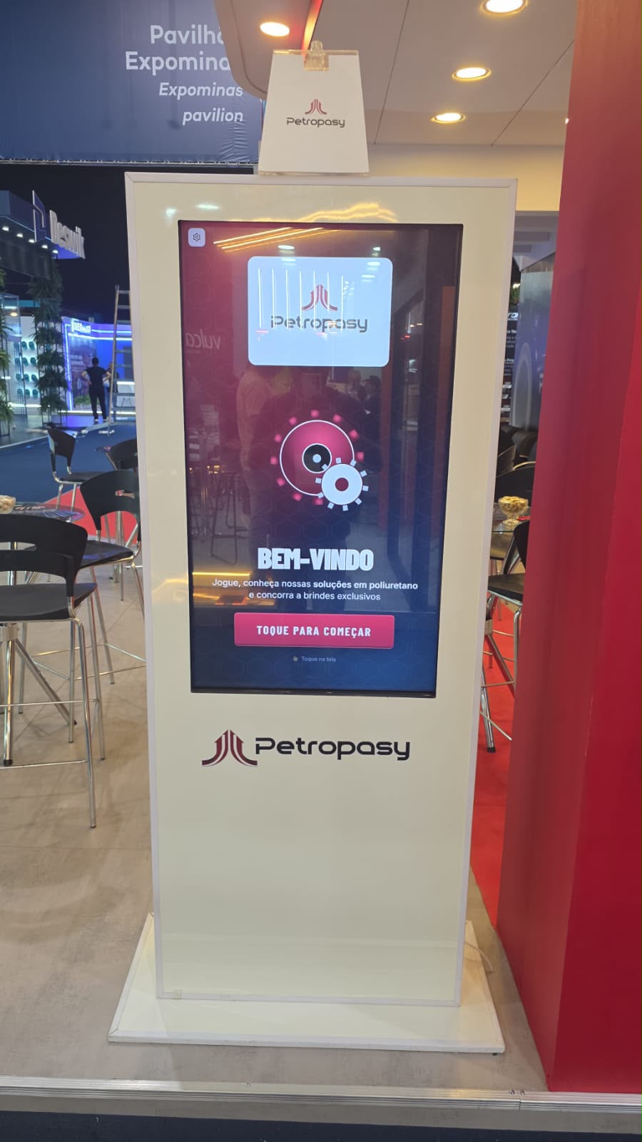 Totem com jogo interativo personalizado em estande de feira