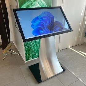 Totem mesa touch inclinada com acabamento em alumínio